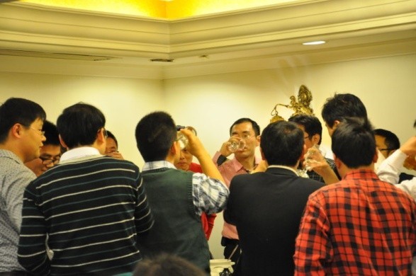 图3 大家互相敬酒 图3 大家互相敬酒